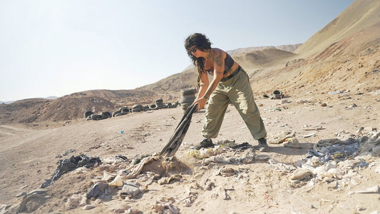A couple of years after the fire that destroyed the giant pile of used clothes on the outskirts of Alto Hospicio, traces can still be found preserved under the arid soil of the Atacama Desert.